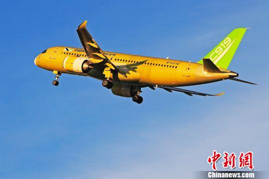 中国商飞C919大型客机104架机于5时32分从上海浦东国际机场第四跑道起飞。　殷立勤 摄
