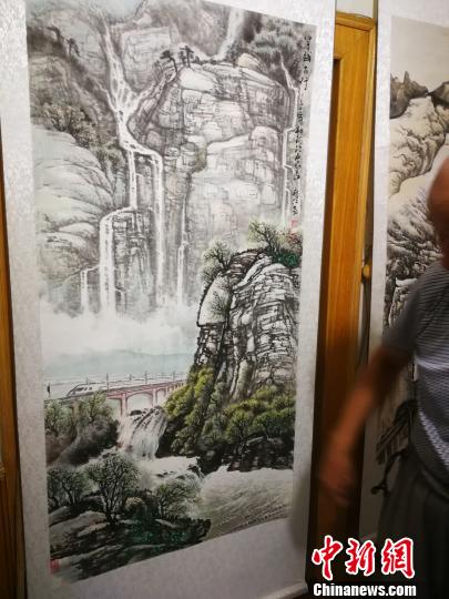 杜府仁作品《穿越太行》。　李晓伟 摄