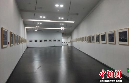 “长城脚下是故乡-山西长城影像志”摄影作品中外十城市巡展1日在山西太原美术馆首展。　杨佩佩 摄