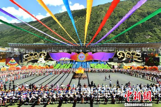 开幕式上的锅庄表演。　安源 摄