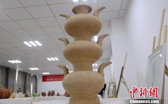 普琼是拉萨市尼木县民间陶艺人，自13岁开始至今从事陶艺工作，2019年被评为市级非物质文化遗产传承人。至今，普琼以“指尖旋转”的制陶绘就其30多年陶艺人生。图为拉萨市尼县中学在美术实践教学中烧制的创新型陶壶。　贡桑拉姆 摄