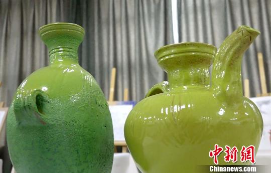 普琼是拉萨市尼木县民间陶艺人，自13岁开始至今从事陶艺工作，2019年被评为市级非物质文化遗产传承人。至今，普琼以“指尖旋转”的制陶绘就其30多年陶艺人生。图为拉萨市尼县中学在美术实践教学中烧制的釉子(彩陶)。　贡桑拉姆 摄