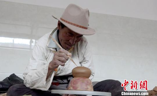 普琼是拉萨市尼木县民间陶艺人，自13岁开始至今从事陶艺工作，2019年被评为市级非物质文化遗产传承人。至今，普琼以“指尖旋转”的制陶绘就其30多年陶艺人生。图为普琼在拉萨市尼县中学教室内制作陶器。　贡桑拉姆 摄
