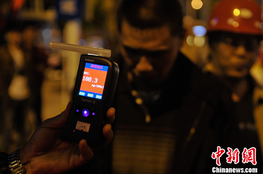 资料图：交警查酒驾醉驾。<a target='_blank' href='http://www.chinanews.com/'>中新社</a>发 刘冉阳 摄