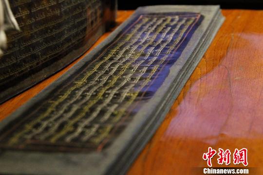 图为19世纪的手写本《甘珠尔经》。　赵朗 摄