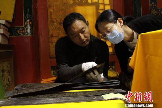 图为罗布林卡管理处两位工作人员登记古籍。　赵朗 摄