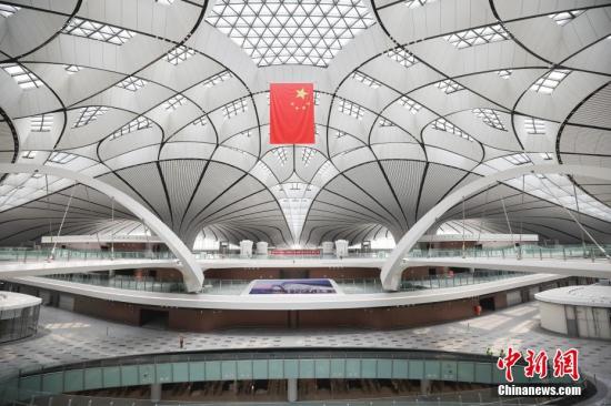 资料图：大兴国际机场航站楼室内中心区域。 <a target='_blank' href='http://www.chinanews.com/'>中新社</a>记者 赵隽 摄