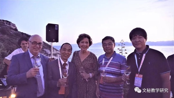 在第52届国际速联大会期间，九三王选关怀基金会副秘书长赵鑫（右二）、九三学社社员唐骥（右一）与国际速联主席（中）及国际速联秘书长（左一）合影