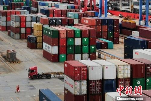 资料图：江苏连云港一处集装箱货运码头。<a target='_blank' href='http://www.chinanews.com/'>中新社</a>记者 泱波 摄