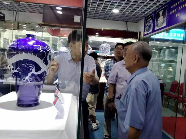 8月4日，庆祝新中国成立70周年元代瓷珍北京特展在京开幕。图为参观者在观看展品。