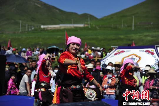 图为舞蹈《挤奶歌》。　崔琳 摄
