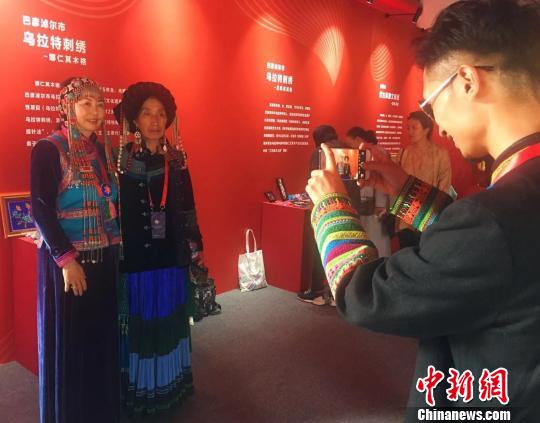 图为不同民族绣娘合影。　张玮 摄