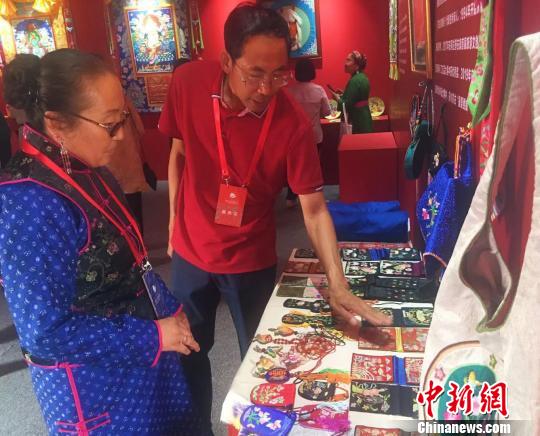 图为蒙绣文创产品吸睛。　张玮 摄