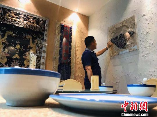 李维东在“老物件包厢”内介绍“陇锈”作品。　艾庆龙 摄