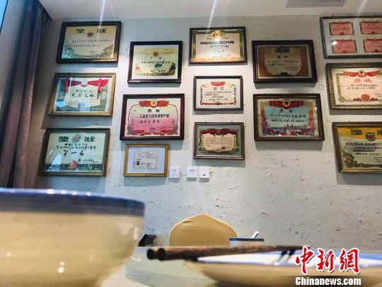 图为“博物馆餐厅”内布设的上世纪奖状。　艾庆龙 摄