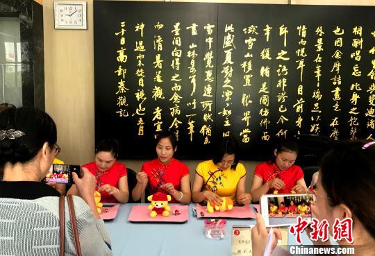 图为“秦观故里”高邮三垛七夕习俗“赛穿针乞巧”——待嫁之女七夕夜穿针引线，有向七仙女乞巧气的意思。　崔佳明 摄