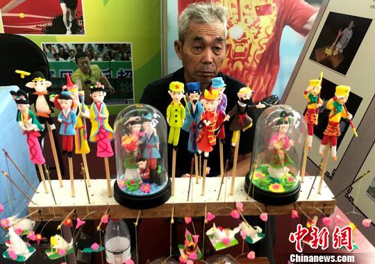 图为“秦观故里”高邮三垛七夕习俗“捏巧”，“捏巧”又称捏面人。　崔佳明 摄