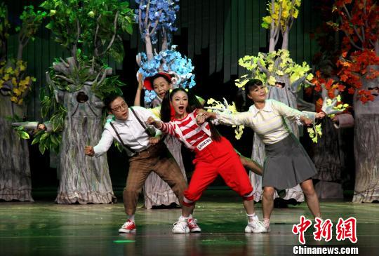 图为木偶剧《神奇的宝盒》开场时，四个孩子由真人表演，进入宝盒后改用木偶表演。　崔佳明 摄