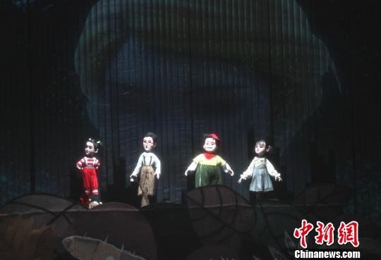 图为四位参加夏令营的孩子们在森林中意外被吸进一个宝盒里。　崔佳明 摄