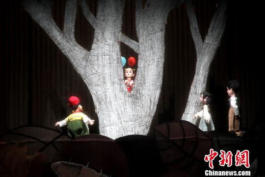 图为该剧采用3D全息投影技术，让观众们身临其境。　崔佳明 摄