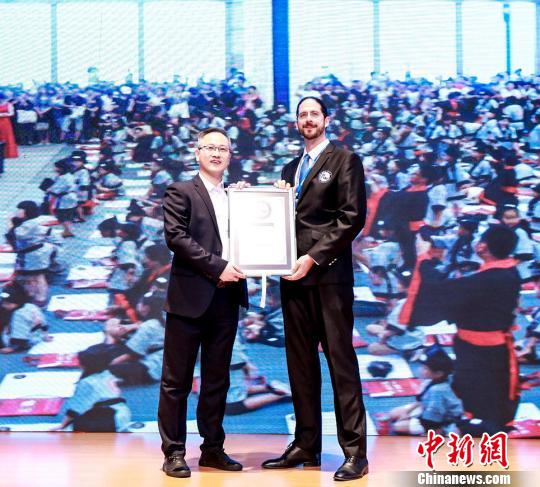 世界纪录认证机构WRCA首席认证官Damir First向活动主办机构、亚洲教育峰会秘书长、字强不息教育集团CEO陈俊清颁发证书。供图