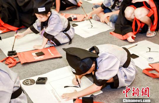 小朋友开笔书写“人”字。供图