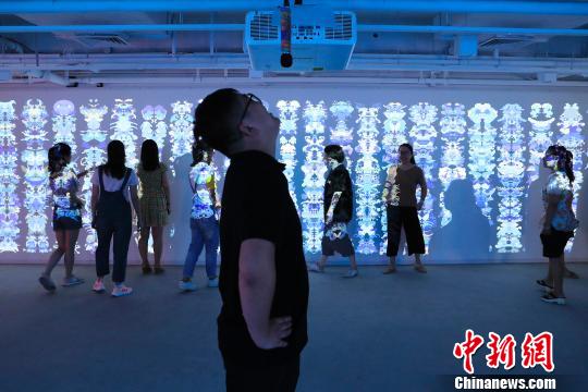 民众在艺术装置前体验不一样的听觉感观。　殷立勤 摄