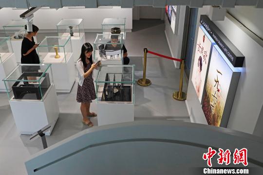 民众在参观上海话剧艺术中心展示模型。　殷立勤 摄