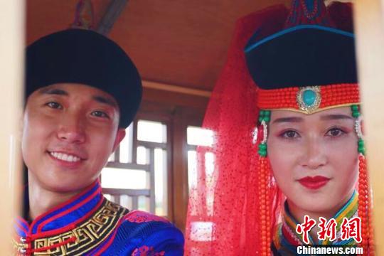 图为敖包相会的蒙古族青年。　赵晗 摄