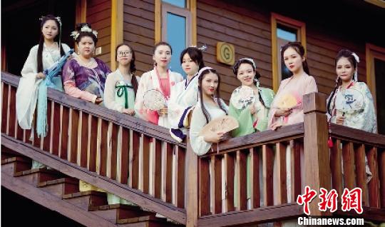 汉服爱好者庆佳节：传承汉服文化将传统植根于心