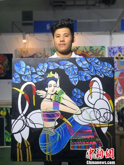 大学生展示自创油画作品。　郭佳 摄