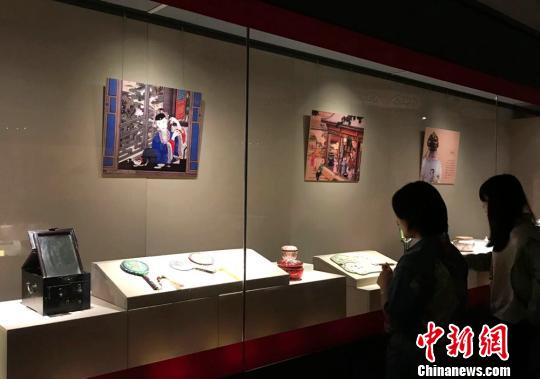 参观者欣赏清代宫廷生活用品。　邓霞 摄