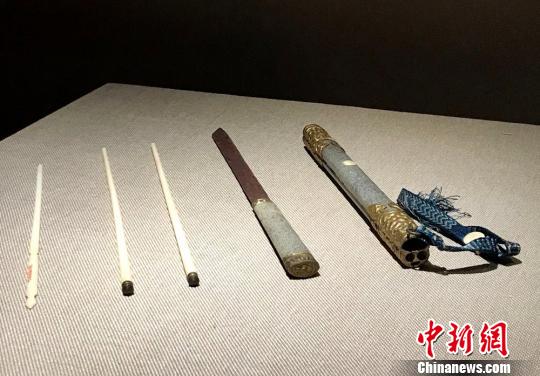 解食刀，分为刀、箸、签、刀鞘四部分。　邓霞 摄