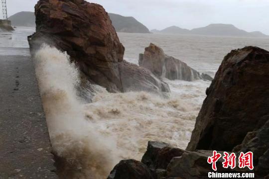 台风“利奇马”登陆浙江温岭：窗外玻璃破碎声不断