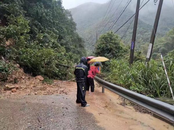 宁海县澄深村支书张林恩搀扶吴菊芳走过塌方点