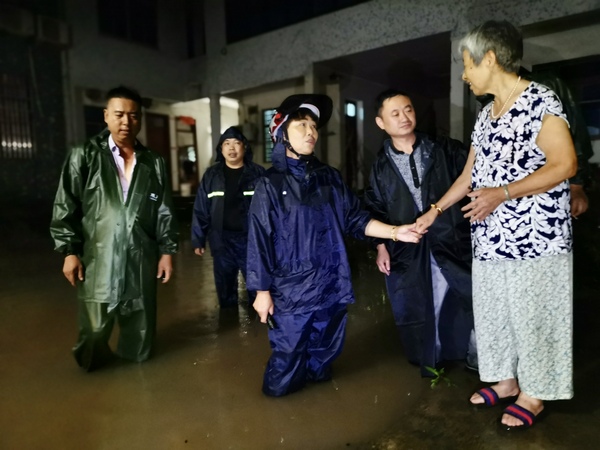 宁海黄坛镇兴坛村支书徐建野（中）在察看水情