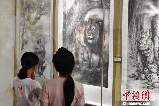 小观众欣赏参展作品。　陈骥旻 摄
