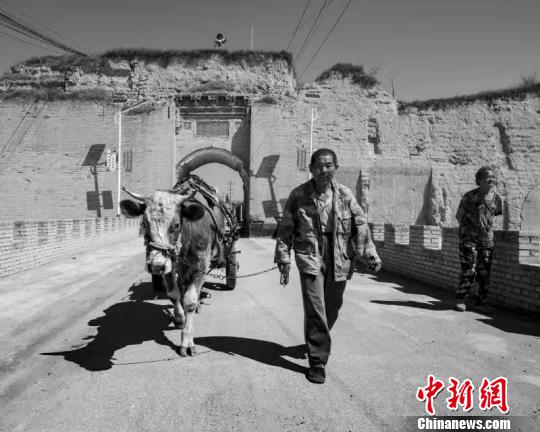 摄影家14年行走72座城堡记录长城文化