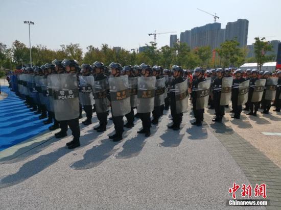 8月12日，公安部组织全国公安机关在154个城市同步开展以“销枪爆 除祸患 保大庆 护民安”为主题的集中统一销毁活动，对去年以来全国公安机关收缴和群众主动上缴的气枪、猎枪等10.7万支非法枪支及一大批炸药、雷管等爆炸物品进行集中安全销毁，切实消除社会治安隐患。张子扬 摄