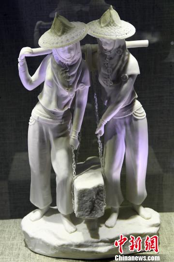 中国工艺美术大师陈明良参展德化白瓷作品《惠女风情》吸睛。　记者刘可耕 摄