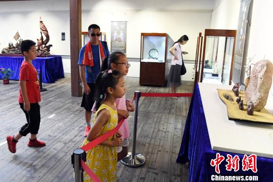 “青蓝门径·福建青年艺术家雕刻作品展”在福州福建省海峡民间艺术馆展出，吸引观众观展。　记者刘可耕 摄