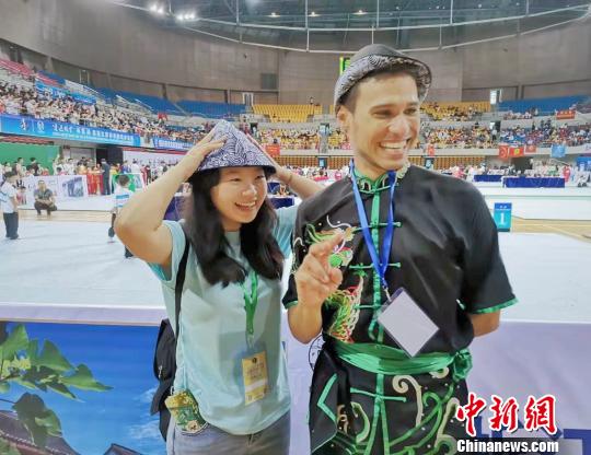 图为第十四届浙江国际传统武术比赛上，国人、海外友人戴着新版乌毡帽。