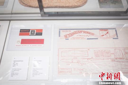 1980年的弹射式模型飞机材料等老物件展示。　徐银 摄