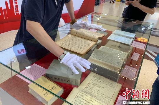 作为书展首日的“特别福利”，读者可戴上白色手套，近距离触摸感受珍贵的《辞海》第一版底稿。　王笈 摄