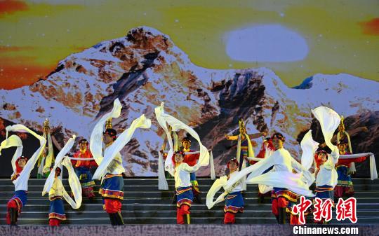 图为开幕式晚会现场独具藏民族特色的表演。　何蓬磊 摄