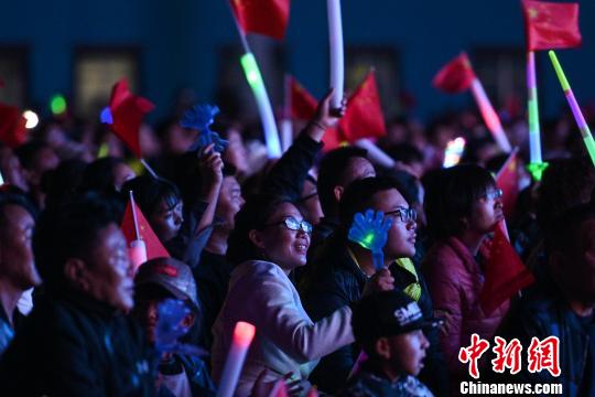 图为当地民众观看演出。　何蓬磊 摄