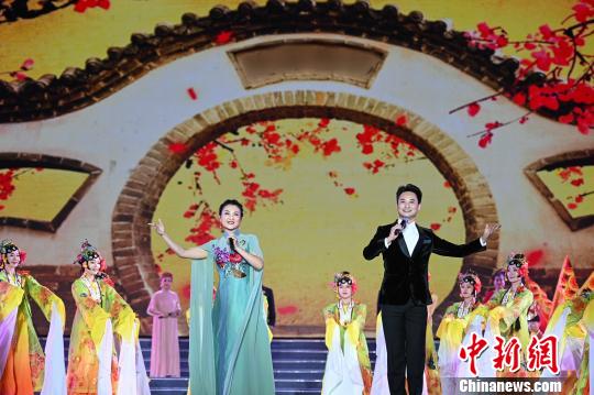 图为开幕式晚会现场，湖北演员在表演戏曲节目。　何蓬磊 摄