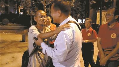 在志愿者的帮助下，田玉生、田玉全兄弟相认。