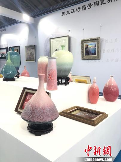 展会汇集了来自台湾、巴基斯坦、泰国等地的上万件艺术珍品。　张帅 摄
