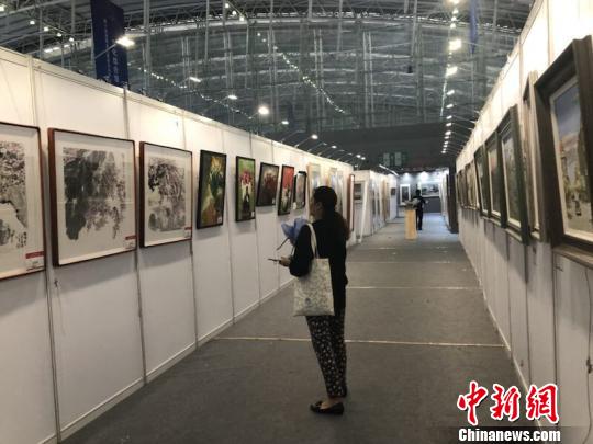 观众们观展。　张帅 摄